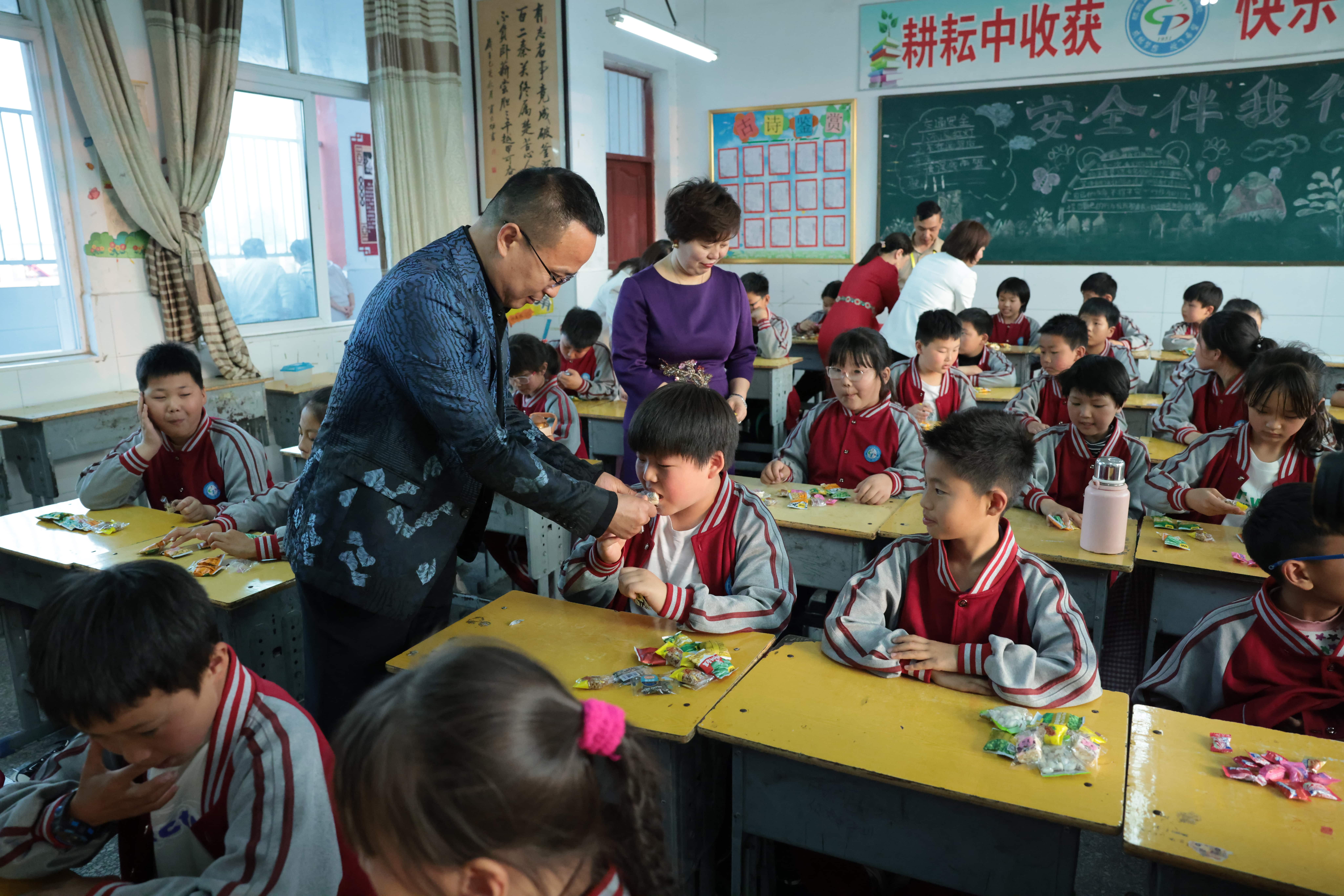 在爱意的“双向奔赴”中丨第249所米兰·体育_米兰(中国)公益学校揭牌 在爱意的“双向奔赴”中丨第249所米兰·体育_米兰(中国)公益学校揭牌