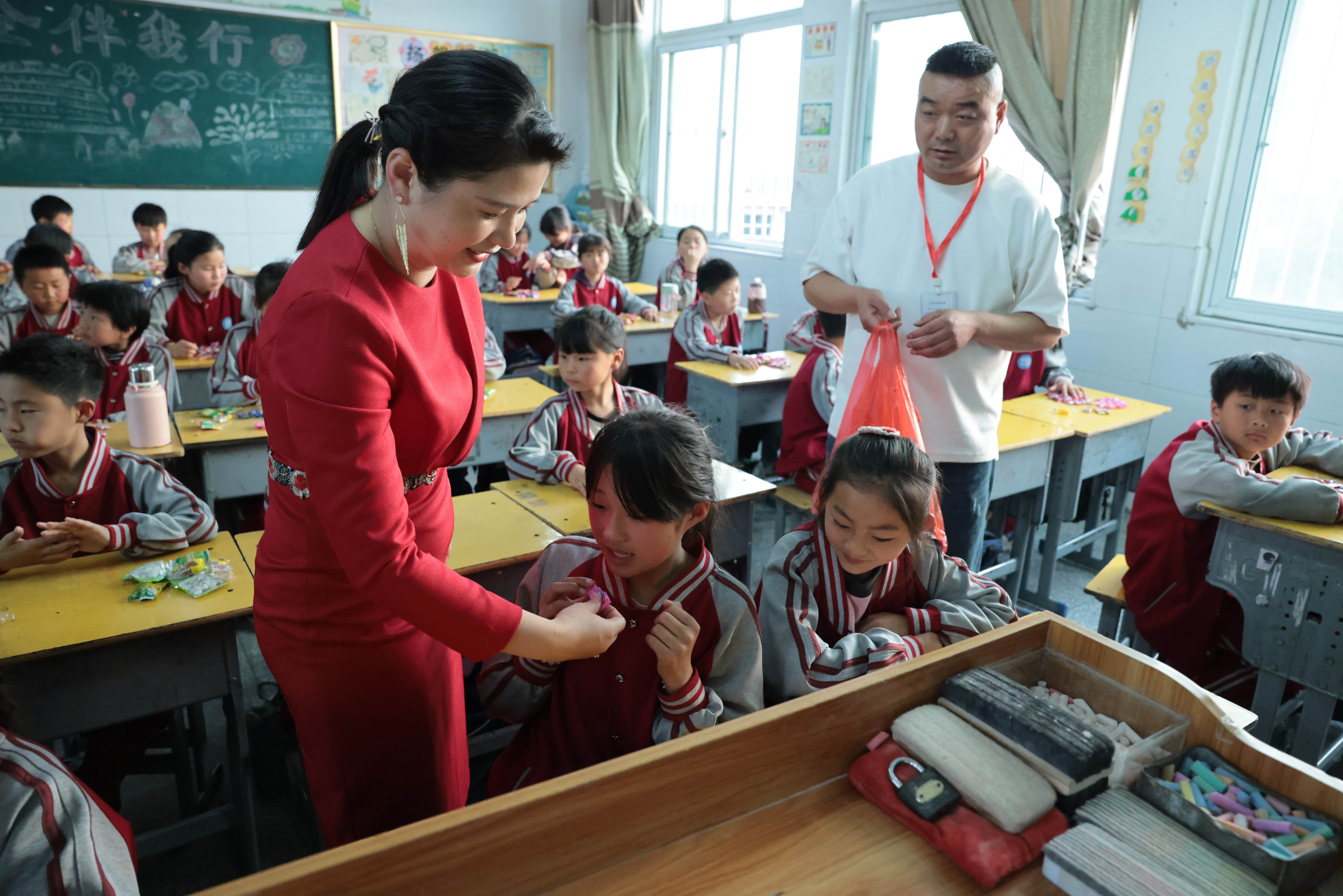 在爱意的“双向奔赴”中丨第249所米兰·体育_米兰(中国)公益学校揭牌 在爱意的“双向奔赴”中丨第249所米兰·体育_米兰(中国)公益学校揭牌